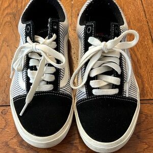 Mens Black and White Vans Federal